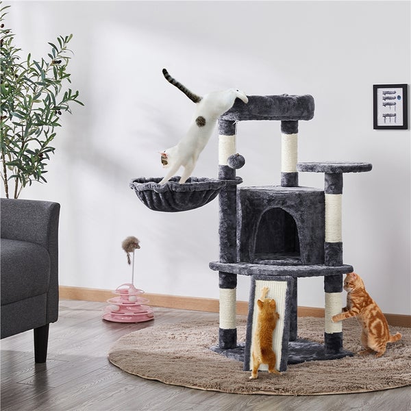Katzenkratzbaum mit mehreren Ebenen, Kratzsäulen und zwei Katzen