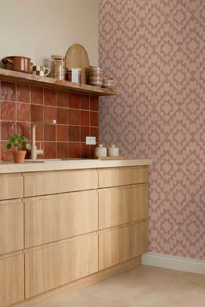 Moderne Kueche mit Holzkuechenfronten und einer Wand mit gemusterten Tapeten in geometrischer Optik sowie gefliestem Spritzschutzbereich