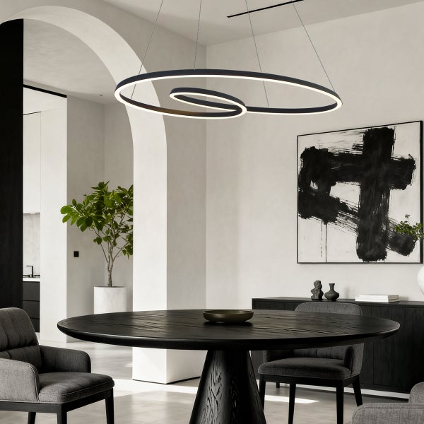 Esszimmer mit Esstisch, Stühlen, Hängeleuchte und Kunstwerk