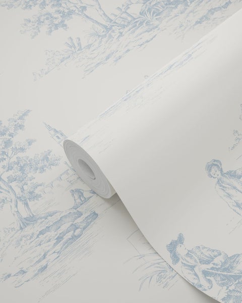 Vliestapete mit Toile-de-Jouy-Muster, klassische ländliche Szenen mit Personen und Bäumen.