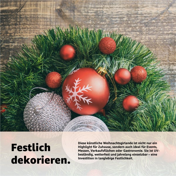 Dekorativer Weihnachtskranz mit roten und silbernen Weihnachtskugeln vor Holzwand