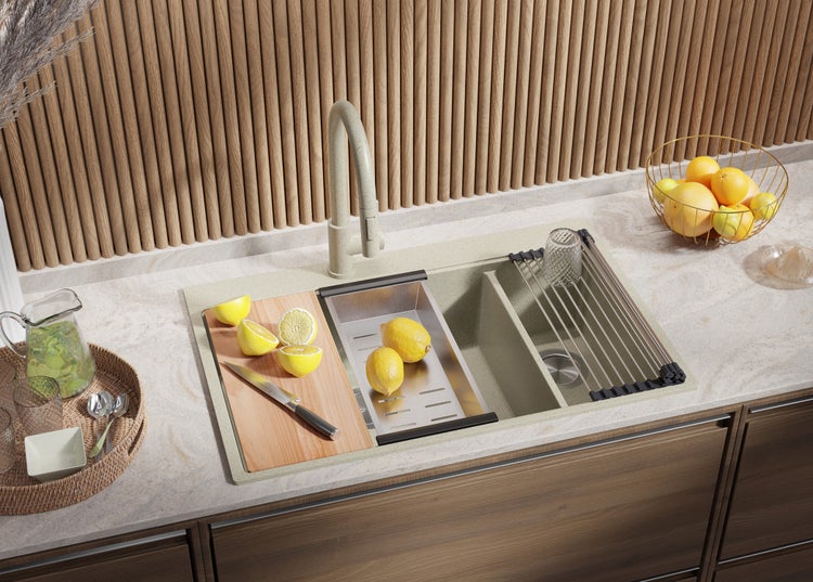 Küchenspüle mit Abtropfgestell, Schneidebrett, Spültischarmatur und Zubehör auf einer Küchentheke