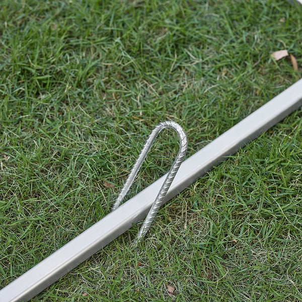 Detailansicht eines Erdankers zur Befestigung im Garten