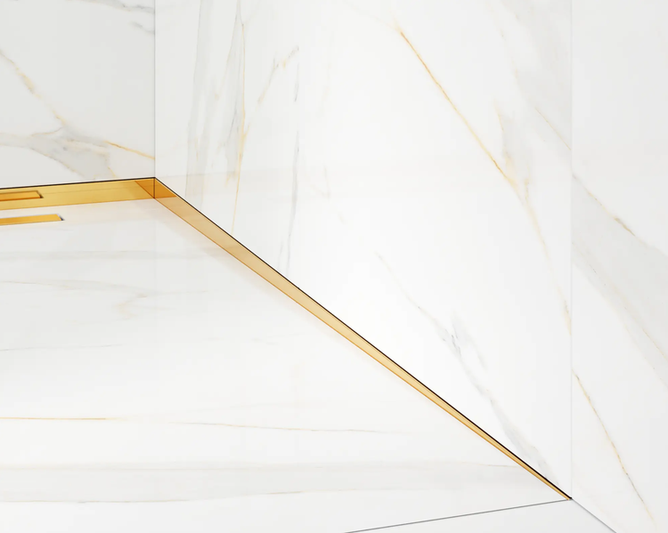 Goldfarbene Fliesenprofile und Linienentwässerung in einer Ecke mit weißen Fliesen in Marmoroptik.