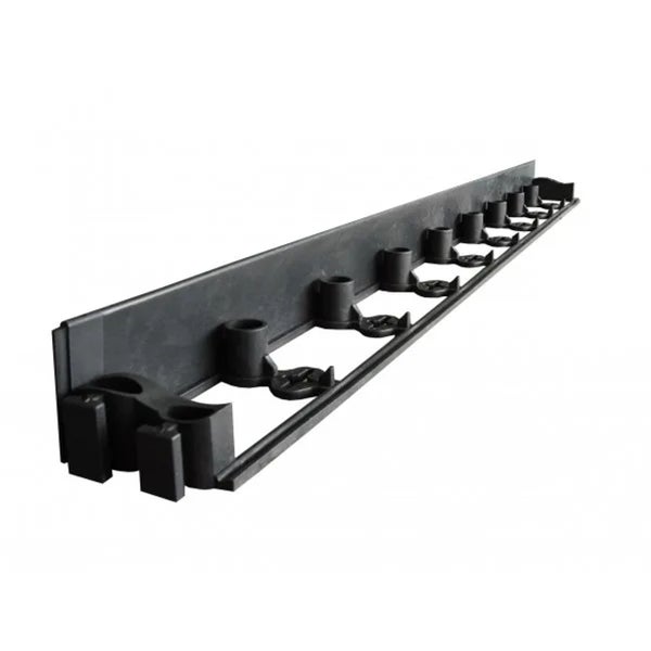 Schwarze Rasenkante aus Kunststoff mit integrierten Befestigungslöchern für eine saubere Beetabgrenzung im Garten.