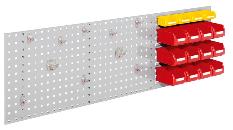 Lochwand mit Haken und Aufbewahrungsboxen