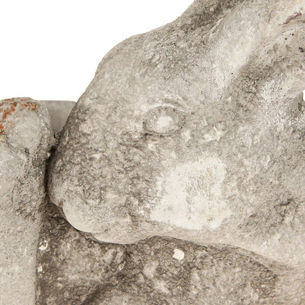 Detailansicht einer Hasenfigur aus Stein für den Garten als dekorative Tierfigur.
