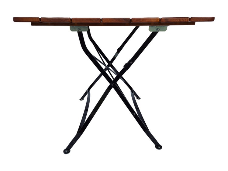 Klapptisch mit Tischplatte aus Holzlatten und schwarzem Metallgestell in X-Form, Seitenansicht.