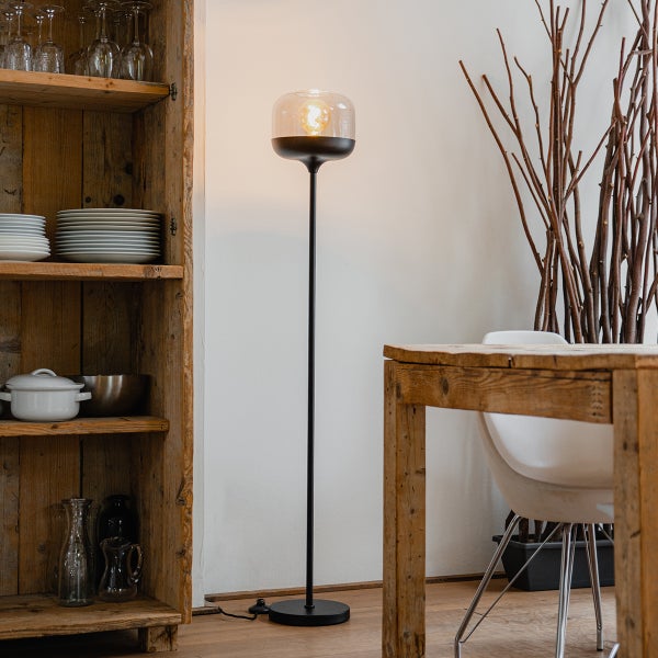 Detailansicht einer transparenten, grauen Glasleuchte.