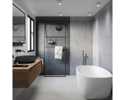 Modernes Badezimmer mit Waschbecken, Spiegel, Badewanne und Handtuchhalter