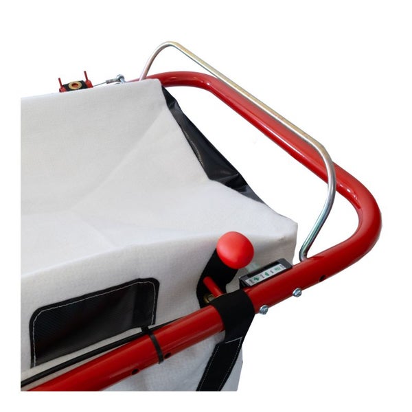 Detailansicht eines Transportwagens mit rotem Rahmen und weißer Stoffauskleidung