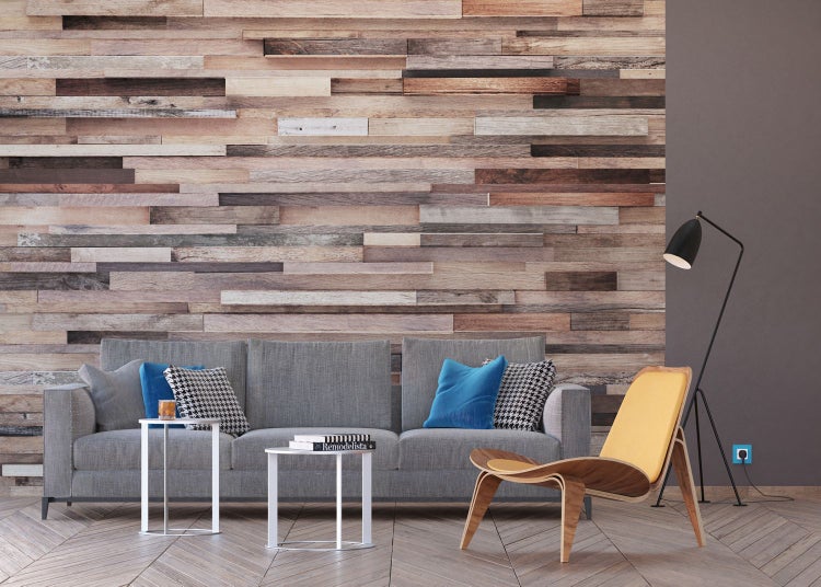 Wohnzimmer mit Sofa, Beistelltischen, Stehlampe und Wandpaneelen aus Holz