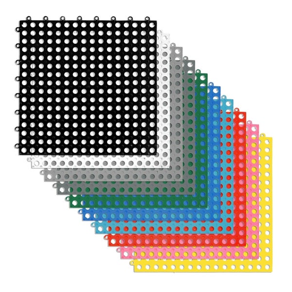 Set aus quadratischen Kunststofffliesen mit Lochstruktur für den Innen- und Außenbereich in verschiedenen Ausführungen