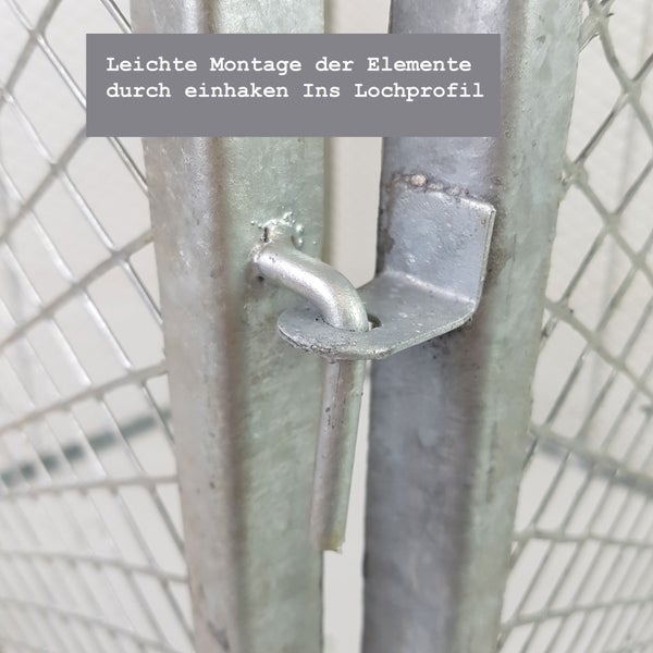 Detailansicht eines verzinkten Stecksystems zur einfachen Montage von Gitterelementen durch Einhaken in ein Lochprofil.