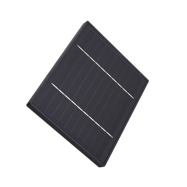 Schwarzes Solarpanel mit Photovoltaikzellen und silbernen Leiterbahnen.