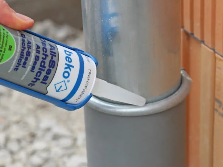 Anwendung von beko All-Seal Dachdicht mit einer Kartuschenpresse an einer Fuge eines Metallrohrs.