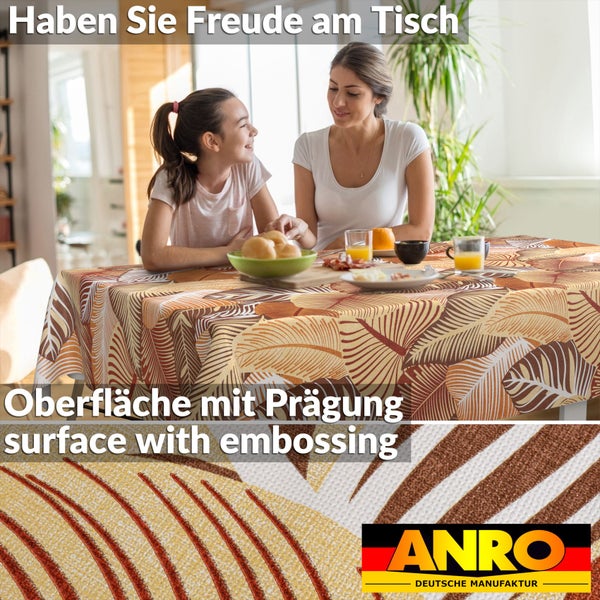 Geprägte Tischdecke mit Blattmuster in einer Esszimmerszene und Nahaufnahme der strukturierten Oberfläche. ANRO Deutsche Manufaktur Logo.