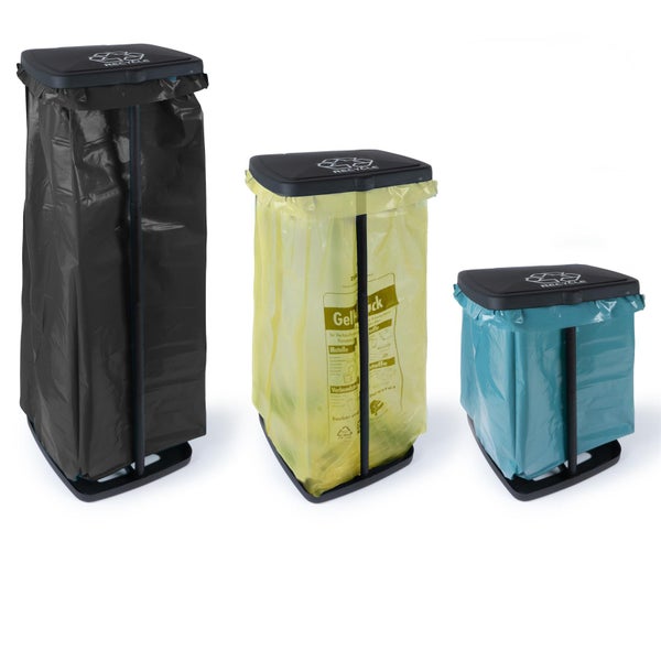 Drei Müllsackständer in verschiedenen Höhen für Recyclingbeutel, Kunststoffgestell mit Deckel und Recyclingsymbol.