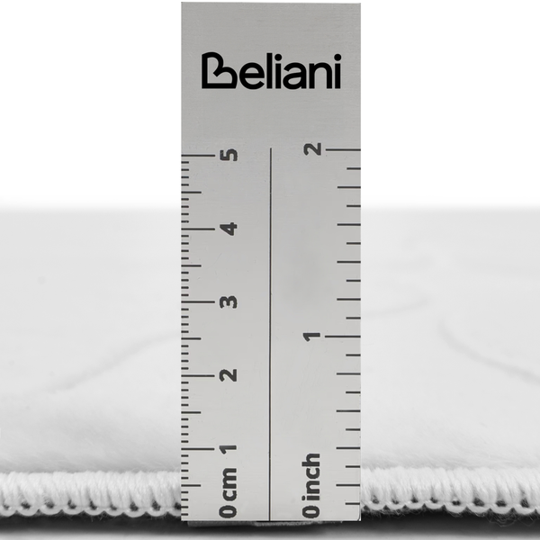 Detailansicht eines Teppichs mit Lineal zur Messung der Florhöhe und der Beliani Logo.