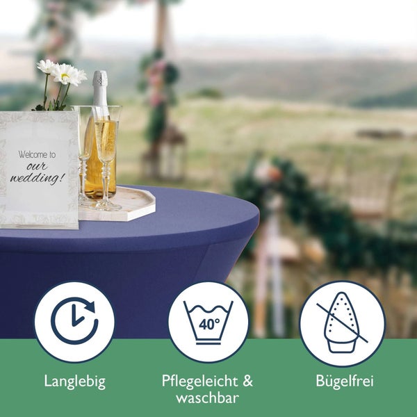 Blauer Stehtisch mit Husse, dekoriert mit Blumenvase und Sekt