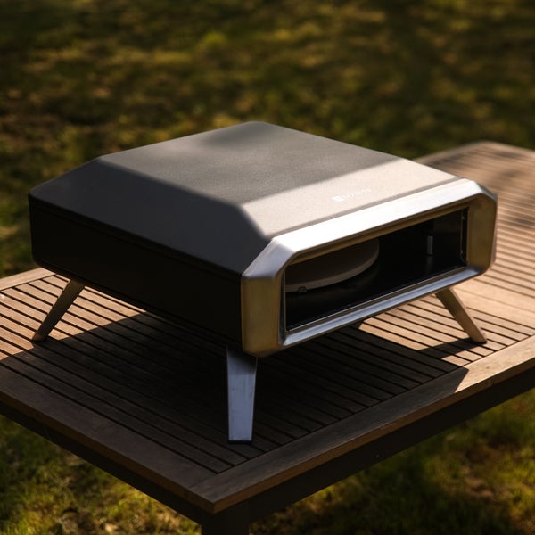 Effetto Pizzaofen auf einem Holztisch im Freien