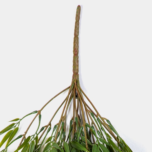 Grüner künstlicher Pflanzenzweig mit kleinen Blättern aus Kunststoff.