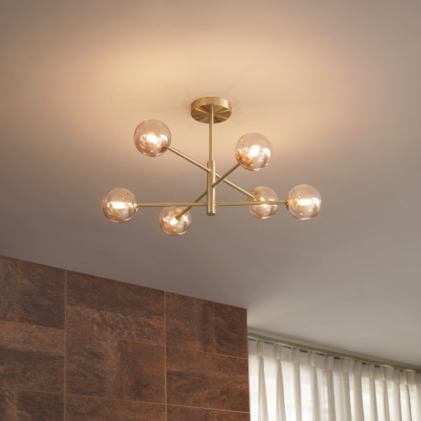 Deckenleuchte mit sechs Leuchtkörpern in einer Wohnung