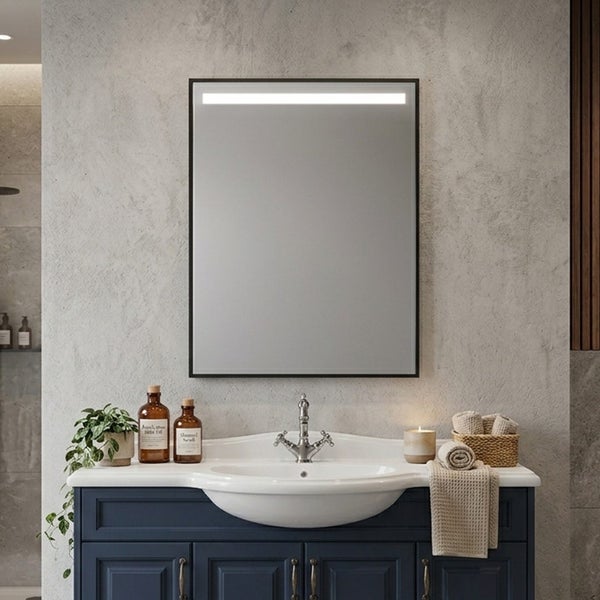 Rechteckiger Badezimmerspiegel mit schwarzem Rahmen und LED-Lichtleiste über einem blauen Waschtisch mit weißem Waschbecken.