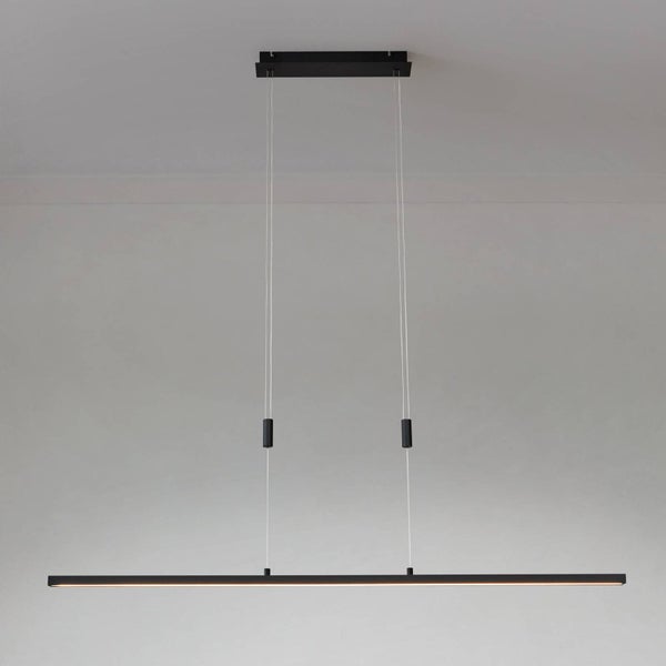 Moderne LED-Pendelleuchte in Schwarz mit schmalem, linearem Design und integriertem Leuchtmittel an der Unterseite.