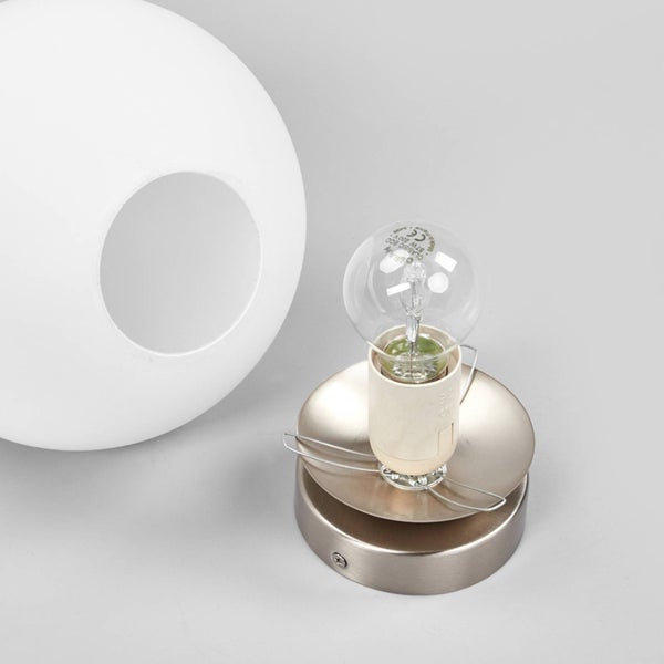 Kugelleuchte mit weißem Glasschirm, Metallsockel und eingesetztem Leuchtmittel.