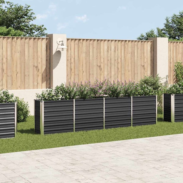 Gartenansicht mit Hochbeeten aus Metall und Bepflanzung vor Holzzaun