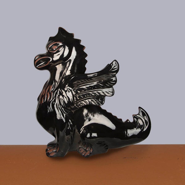 Drachenfigur Firstschmuck aus schwarzer, glasierter Keramik für das Dach.