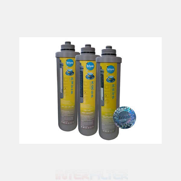 Set mit drei Blue Filters Wasserfilterkartuschen für verschiedene Filtrationsstufen mit Produktlogo und Echtheitszertifikat Siegel.