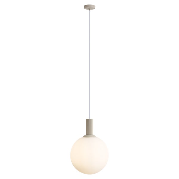 Moderne Pendelleuchte mit kugelformigem Glasschirm und gerillter Fassung zur Deckenmontage