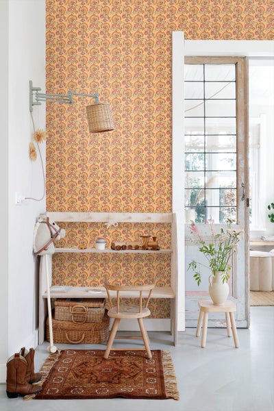 Kinderzimmer mit gemusterter Tapete, Regal, Holzstuhl und Teppich