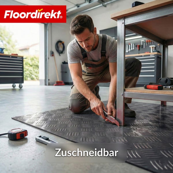 Zuschneidbare Bodenmatte mit Riffelblechmuster im Garagenbereich, Mann schneidet die Matte zu, Floor direkt Logo