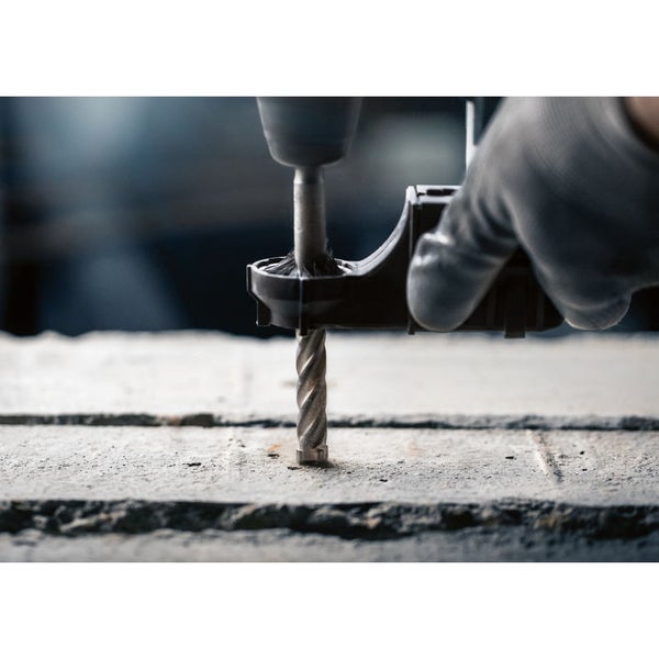 Bohrer bohrt in Stein mit Absaugvorrichtung