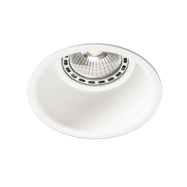 Runder LED Einbaustrahler in Weiß mit trichterförmigem Reflektor für die Deckenmontage.