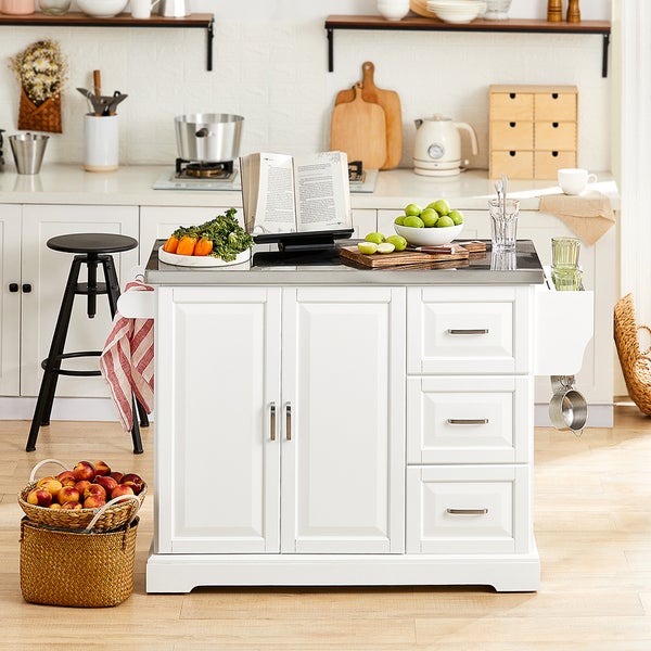 Helle Küche mit Kochinsel, Barhocker und Dekorationen für eine freundliche Atmosphäre.