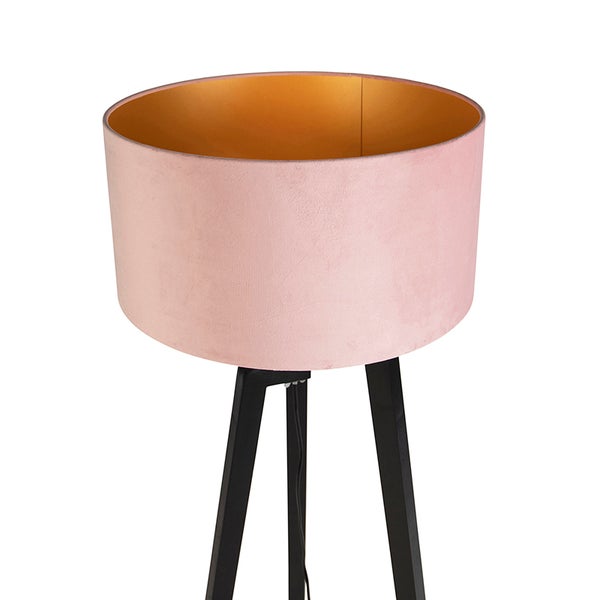 Stehlampe mit rosa Lampenschirm und schwarzem Stativ