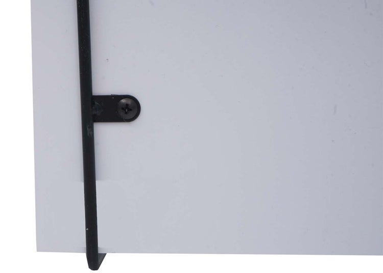 Detailansicht einer weißen Platte mit schwarzer Metallhalterung und Schraube.