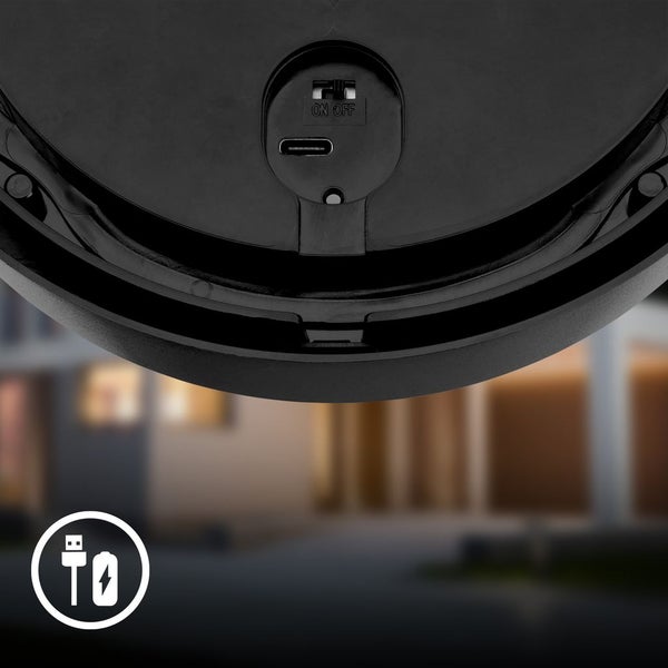 Nahaufnahme einer Leuchte mit USB-C-Anschluss und Ein-Aus-Schalter. Das Symbol zeigt die Auflademöglichkeit über USB.