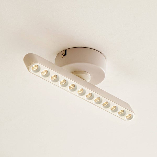 Weiße moderne LED-Deckenleuchte mit rundem Sockel und einem schmalen Leuchtkopf mit mehreren Lichtpunkten.