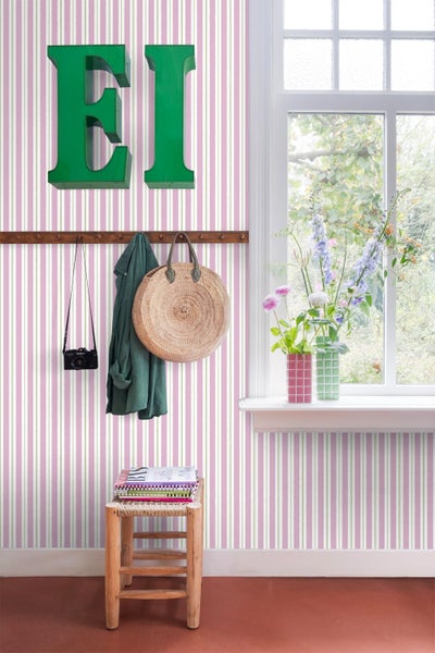 Dekoratives Interieur mit gestreifter Tapete, Garderobe, Fenster und Accessoires