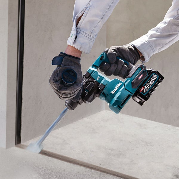 Makita Abbruchhammer im Einsatz auf Betonboden