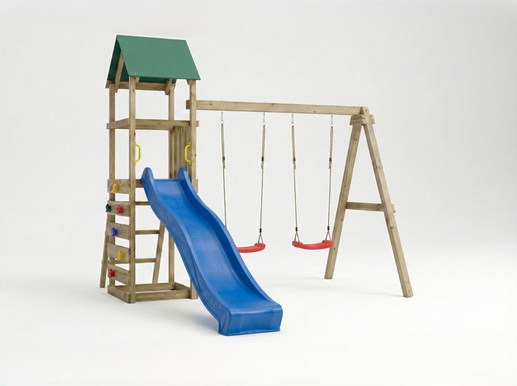 Kinderspielturm aus Holz mit grünem Satteldach, blauer Wellenrutsche, zwei roten Schaukeln und Kletterwand mit bunten Steinen.