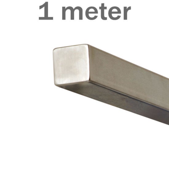 Quadratprofil aus Metall mit einer Länge von 1 Meter.