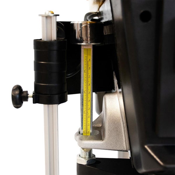 Detailansicht einer Bohrmaschine mit Tiefenanschlag und Messskala