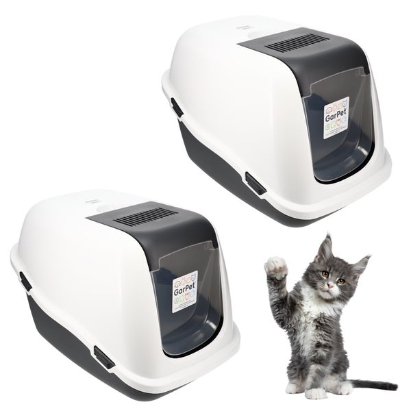 Zwei Katzentoiletten mit Klappe und ein Kätzchen