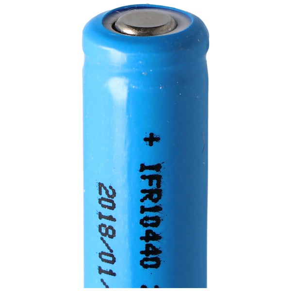 Blaue wiederaufladbare Batterie Typ IFR10440 mit Pluspol.